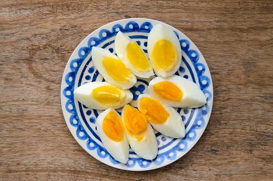 Rozdílné zbarvení vaječných žloutků je patrné i po uvaření.