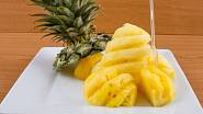 Na kostky nakrájený ananas je oblíbenou součástí bowlí.