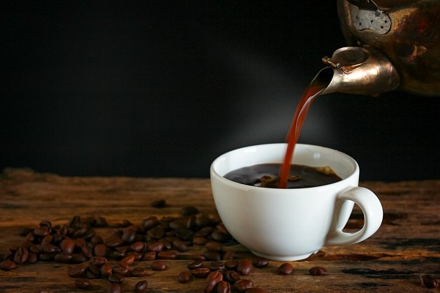 Černá káva je skvělý osvěžovač tmavé barvy.