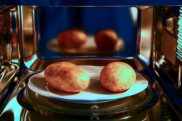 Dostali jste chuť na pečené brambory se slupkou? K tomu vám výborně opět poslouží mikrovlnka.