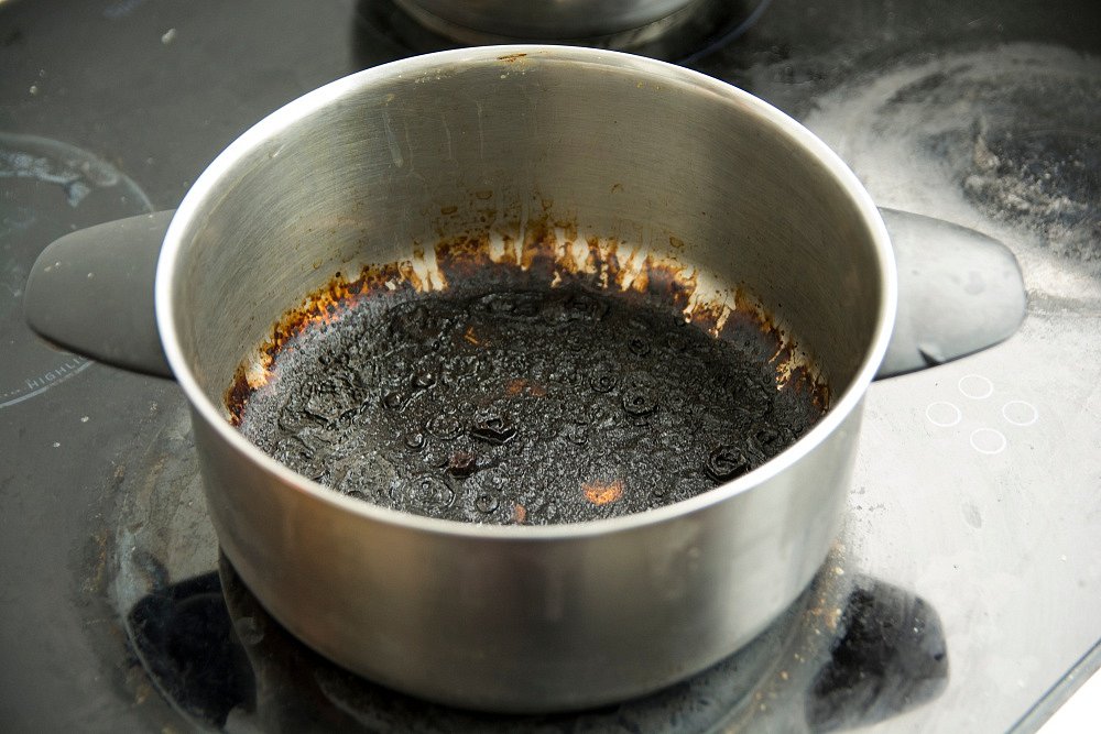 Jak vyčistit připálené pekáče a hrnce: Jedlá soda, sůl i olej