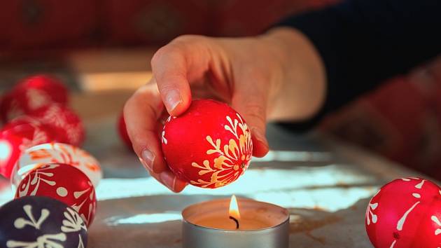Tradiční barvení velikonočních vajec voskem