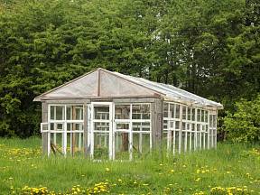 Nevyhazujte stará okna, lze je ještě uplatnit, a to například při stavbě skleníku.