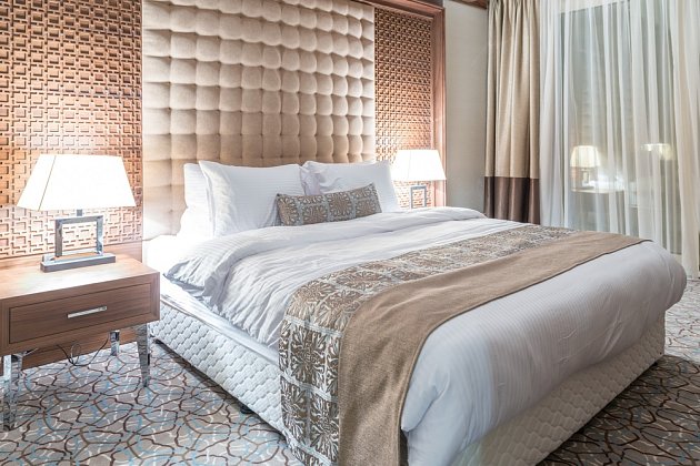 Kontinentální postel potkáte často v hotelovém pokoji