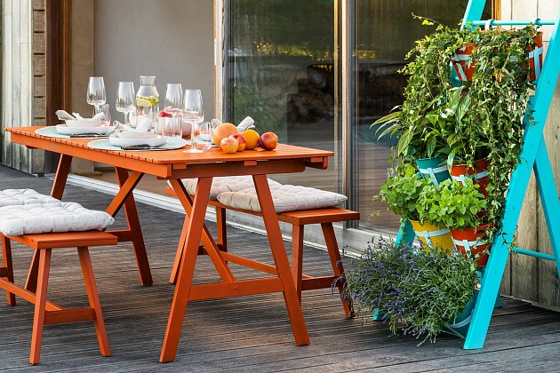 Zrenovovaný dřevěný stůl můžete na závěr natřít třeba ohnivě rezavou (odstín S 2075-Y70R) barvou Balakryl UNI.