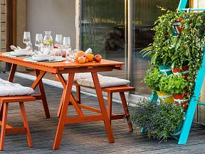 Zrenovovaný dřevěný stůl můžete na závěr natřít třeba ohnivě rezavou (odstín S 2075-Y70R) barvou Balakryl UNI.
