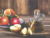 Už za dob Hippokrata byli pacienti léčeni jablečným octem, tak proč tuto lahodnou tekutinu nevyužít i nyní.