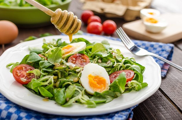 Vařená vejce si můžet dopřát jakou součást salátů.
