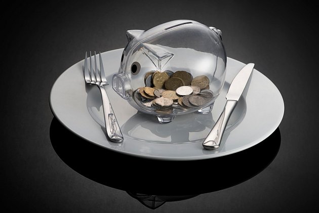 Domácí stravování je levnější než jídlo v restauracích.