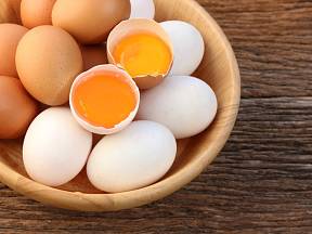 Sytost zbarvení žloutků ovlivňuje složení potravy drůbeže.