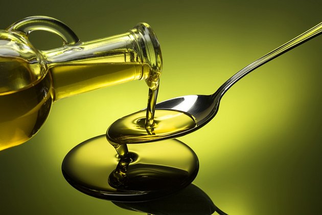 Lžička olivového oleje na lačno našemu tělu velmi prospěje.