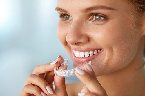 Bezpečné je i domácí bělení pod dohledem zubních specialistů, kdy vám na základě otisků vyrobí v zubní laboratoři průhledný plastový nosič, který si na noc naplníte bělícím gelem a nasadíte na zuby.