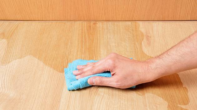 Jak odstranit mastné skvrny z dřevěné podlahy?