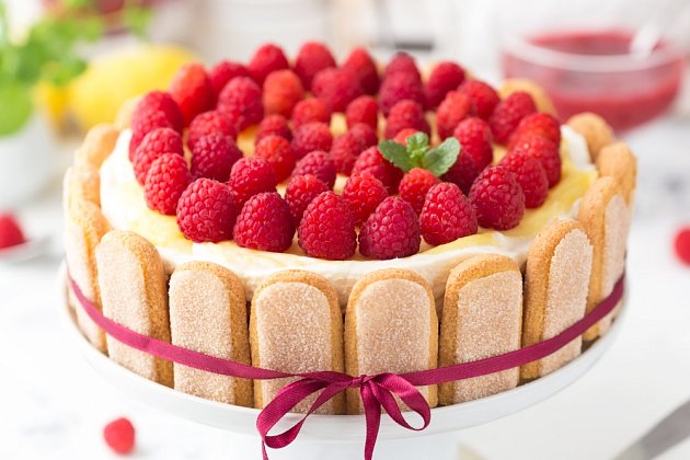Nepečený dort můžete ozdobit ovocem dle svojí chuti.