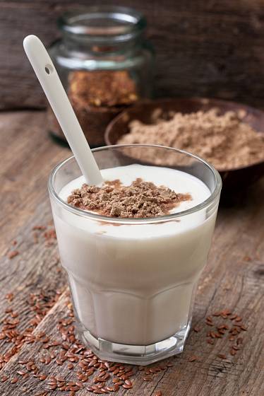 drcená lněná semínka v jogurtu obohatí snídani o blahodárné látky