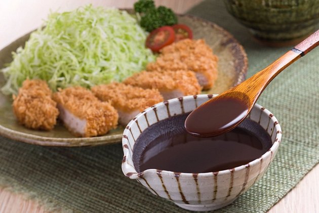 Japonský řízek tonkatsu se podává se speciální omáčkou.