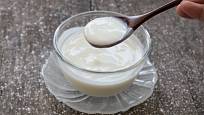 Pokud máte jogurt hustý, přidejte trochu sušeného sójového mléka