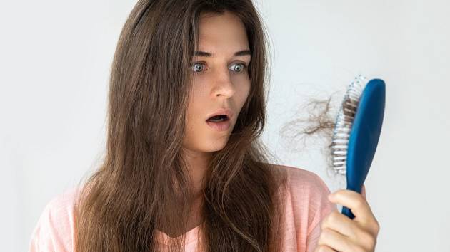 Díky domácímu šampónu budou vlasy méně padat