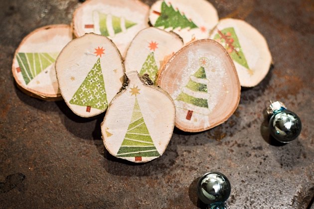 Vánoční ozdoby jsou vděčným materiálem pro výzdobu formou decoupage. 