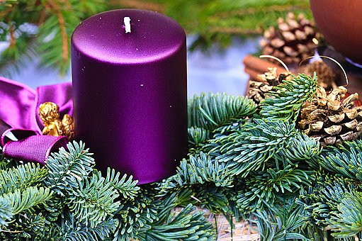 fialová svíčka na adventním věnci