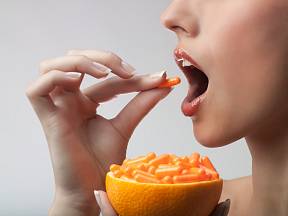 Nadměrné užívání vitamínu C může vyvolat průjem a zatěžuje ledviny.