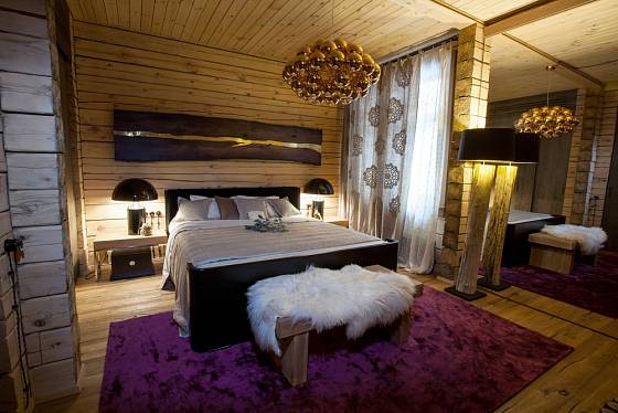 Pro ložnice v rustikálním stylu jsou charakteristické dřevěné prvky.