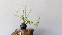Prastarý japonský způsob aranžování květin, to je ikebana.
