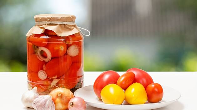 Jak jednoduše zavařit rajčata s cibulí?
