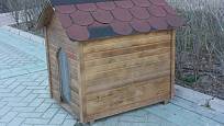 Na střechu psí boudy se dají využít klasické střešní šindele.