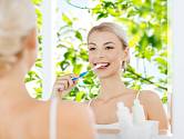 Čistíte si zuby přesně dvě minuty? Často to nestačí - zuby je třeba čistit tak dlouho, dokud nejsou čisté. Schválně si přejeďte jazykem po zubech.  