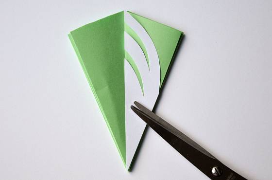 Výroba papírového svícnu ve tvaru lotosového květu