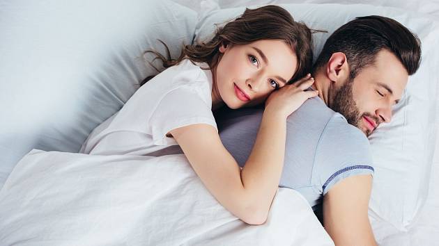 Spánek na pravém boku není dobrý pro naše zdraví