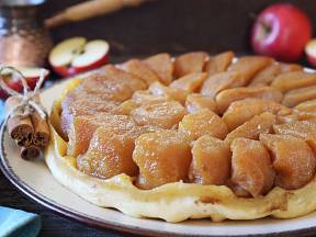 Obrácený jablečný koláč je báječně karamelový a voňavý.