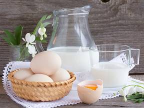 Víte, co se stane, když vlijete vajíčka společně se zakysanou smetanou do mléka a necháte ztuhnout v lednici.