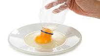 Vajíčko rozklepneme a žloutek oddělíme pomocí plastové lahve.