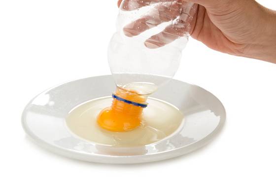 Vajíčko rozklepneme a žloutek oddělíme pomocí plastové lahve.