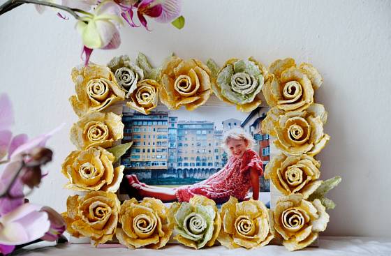 Květinový rámeček je nápaditou i romantickou dekorací
