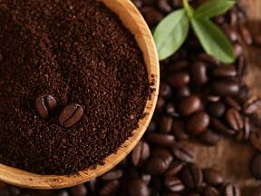 Kávová sedlina je užitečným  pomocníkem v domácnosti.