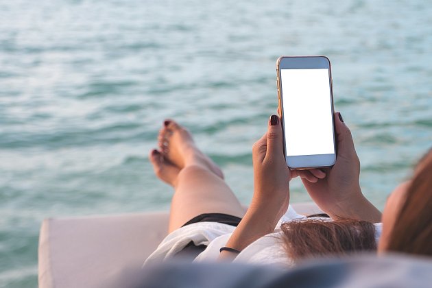 Chcete mít mobil vždy po ruce a pečlivě si dokumentovat celou dovolenou? Předejděte proto všem možným nástrahám.