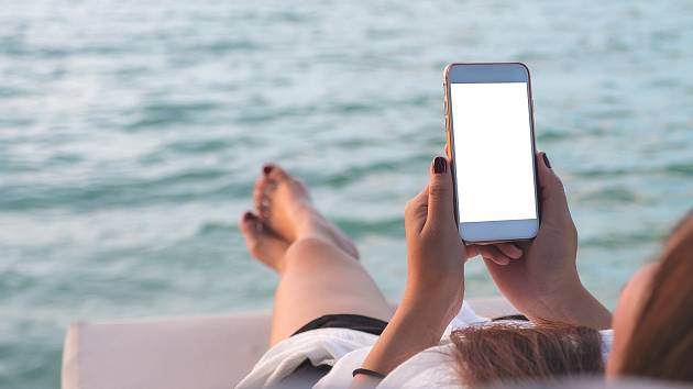 Chcete mít mobil vždy po ruce a pečlivě si dokumentovat celou dovolenou? Předejděte všem možným nástrahám.