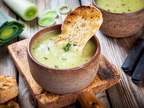 Pórková polévka je nabitá vitamíny, minerály a zdravou vlákninou.