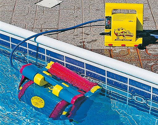 Automatický bazénový vysavač může vyčistit i stěny bazénu