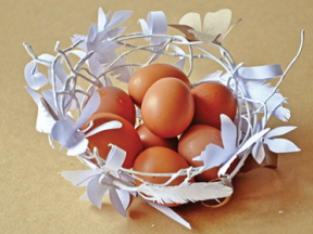 Papírový košíček na vejce připomíná ptačí hnízdo