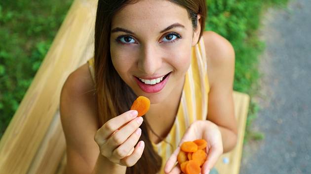 Udělejte si vlastní sušené meruňky. Je to úžasně jednoduché.