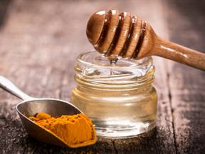 Kurkumový zlatý med je přírodní antibiotikum, které je dokonalou prevencí před mnoha nepříjemnými chorobami. 