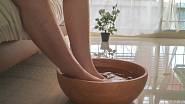 Koupel nohou v odvaru z dubové kůry pomáhá proti jejich nadměrnému pocení.