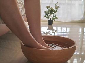 Koupele nohou v odvaru z bylinek fungují skvěle proti bolestem hlavy a migréně.