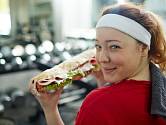 Cvičit v posilovně a přemýšlet o fast foodu kýžený efekt nepřinese