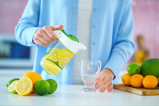 Citronová voda očistí tělo od toxinů.