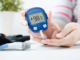 Hladinu krevního cukru lze měřit různými způsoby